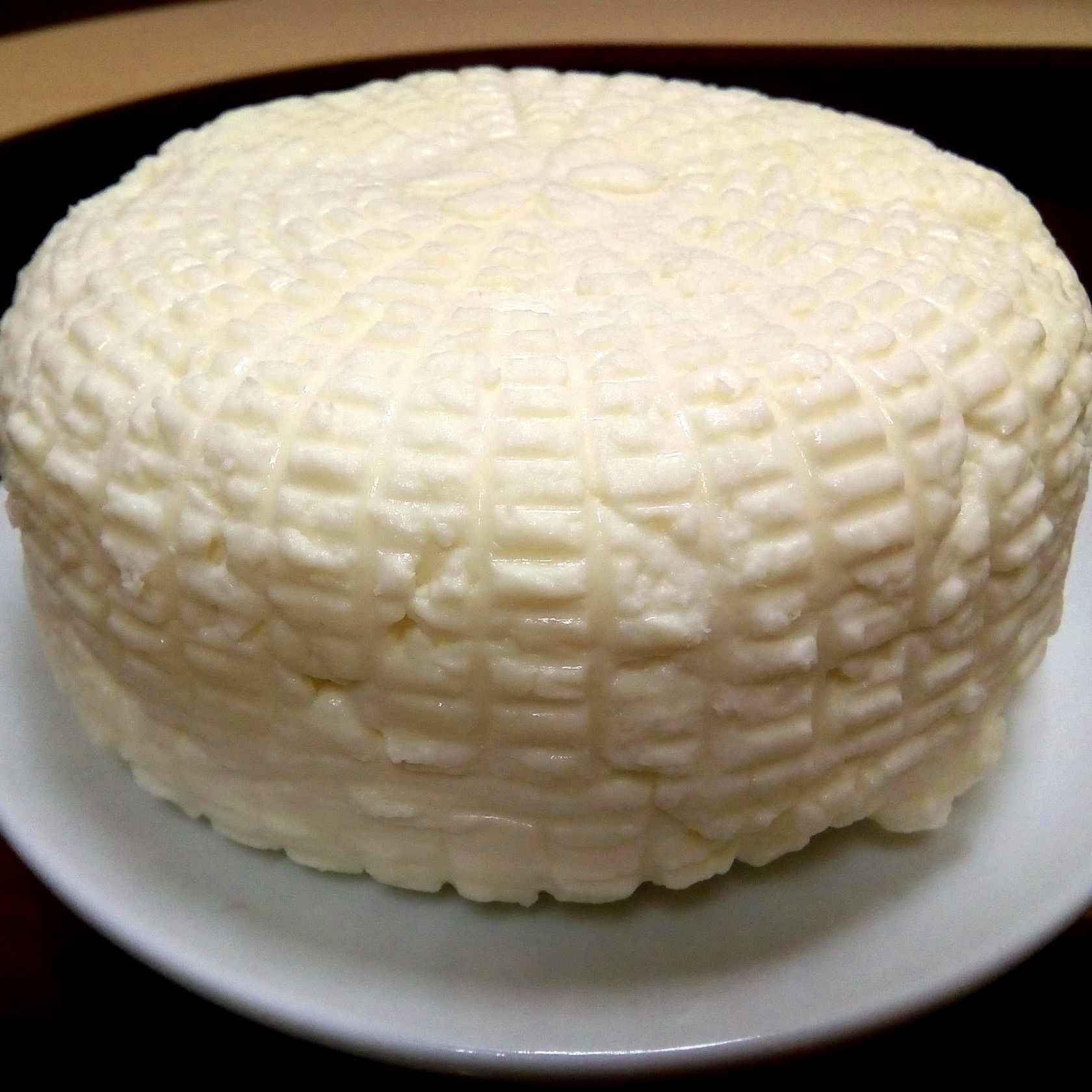 Из молока на траве делают сыр. Технология похожа на ту, что используется в производстве адыгейского сыра. Цельное парное молоко створаживают молочной закваской из молочной сыворотки своего же молока.
