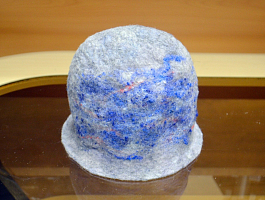 Банная шапка сваляна из овечьей шерсти романовской породы.